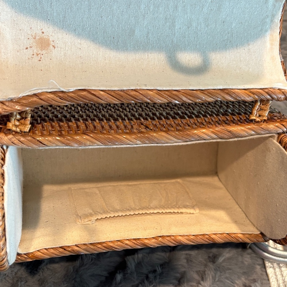 Elegant Woven Crossbody Bag in Tan - Picture 7 of 10